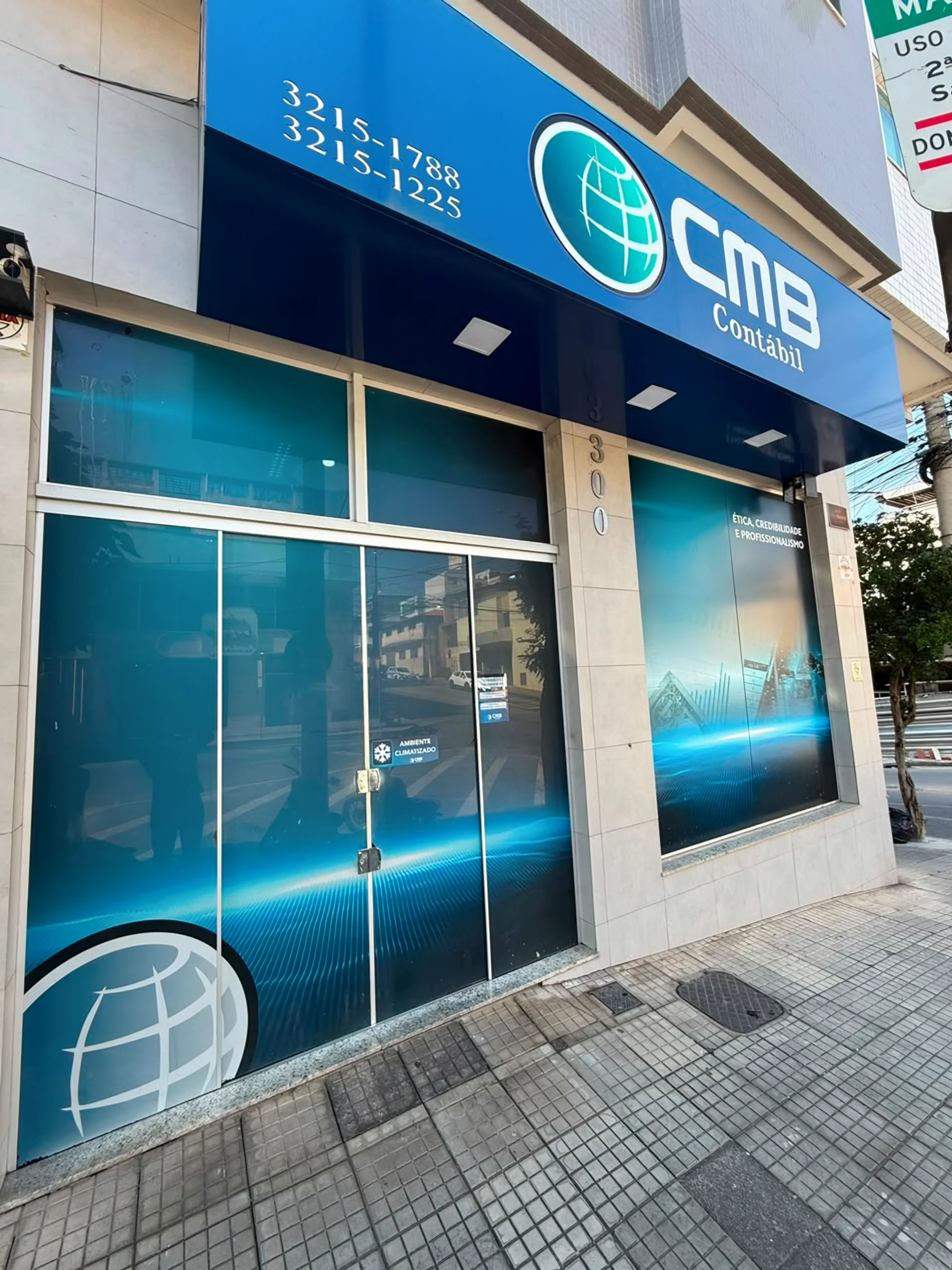 Entrada da sede da CMB Contábil