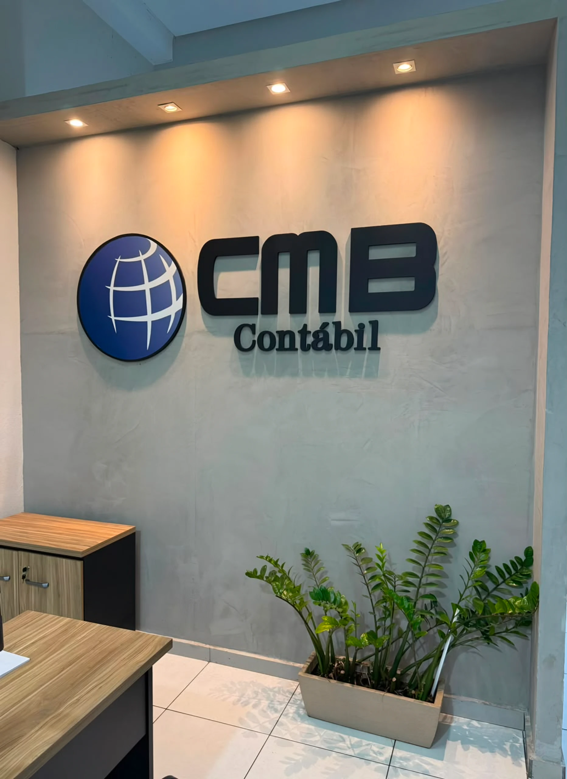 Marca da CMB Contábil no ambiente do escritório