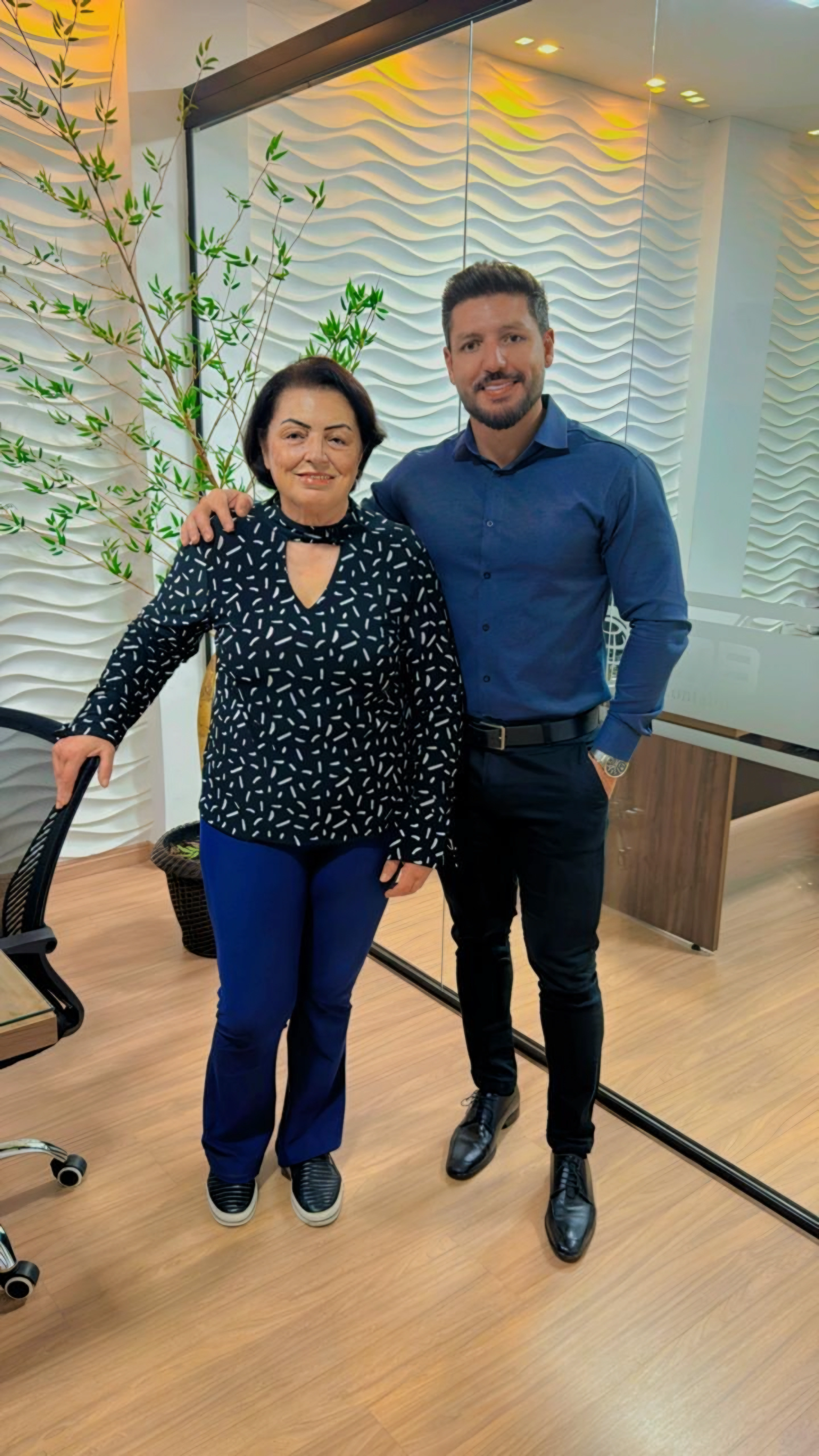 Cleide e Rodrigo, da CMB Contábil, em pé no escritório