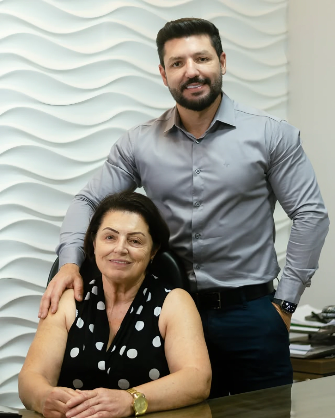 Cleide e Rodrigo no escritório da CMB Contábil
